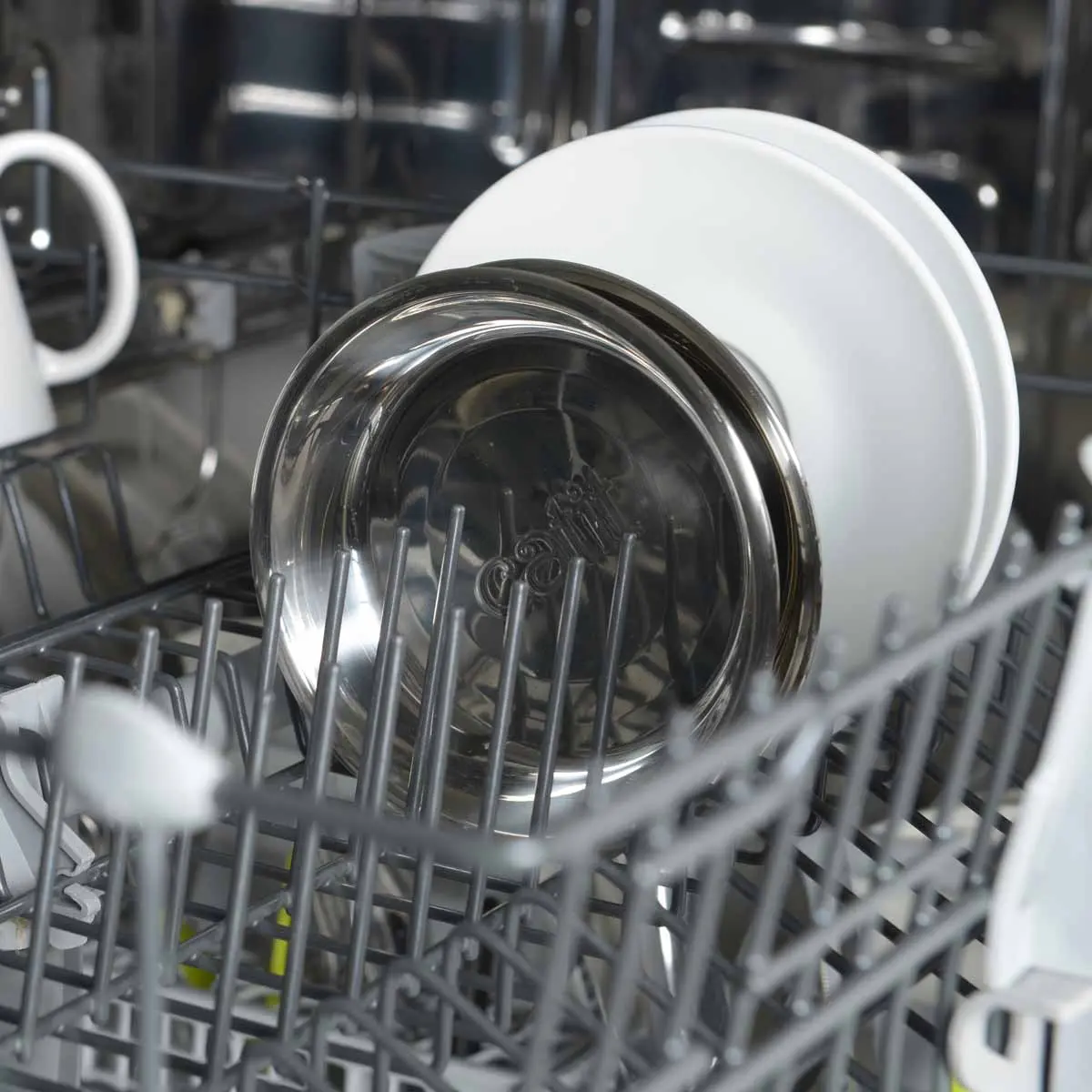 Vesilähde ruokakupilla Pixi White