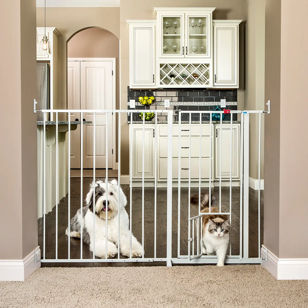 Pet Gate Maxi Extra Tall Walk-Through med liten kjæledyrdør Hvit 130-150 x 97 cm